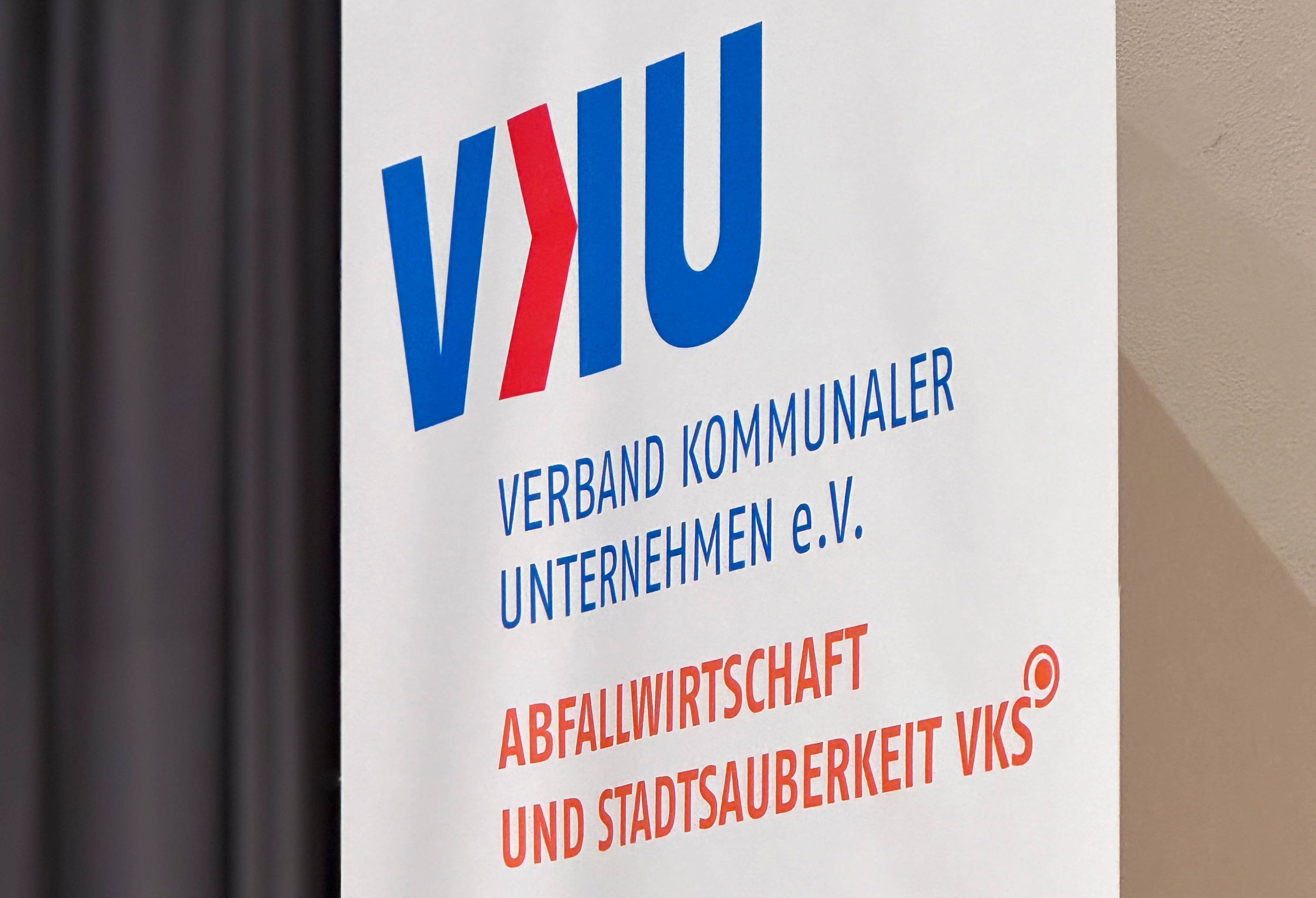 Zwei Praktikanten gemeinsam am PC