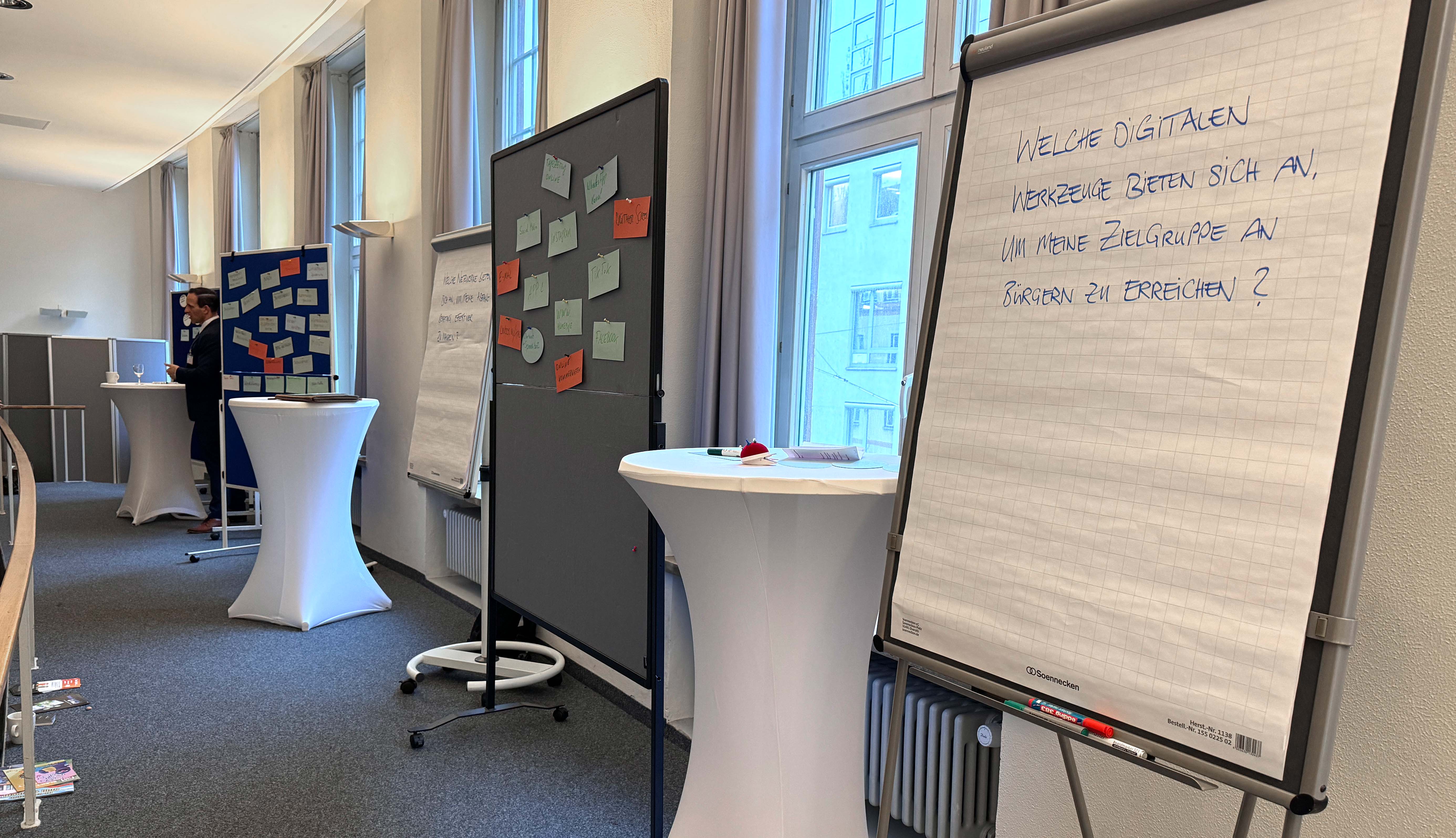 Zwei Praktikanten gemeinsam am PC